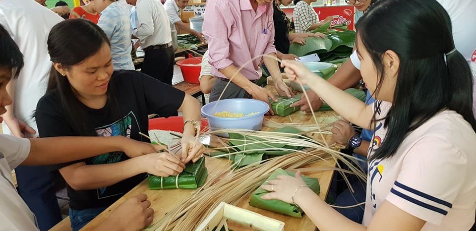 Thầy trò “lăn xả” làm thiện nguyện ngày cuối năm - 3 Thầy trò “lăn xả” làm thiện nguyện ngày cuối năm - 3