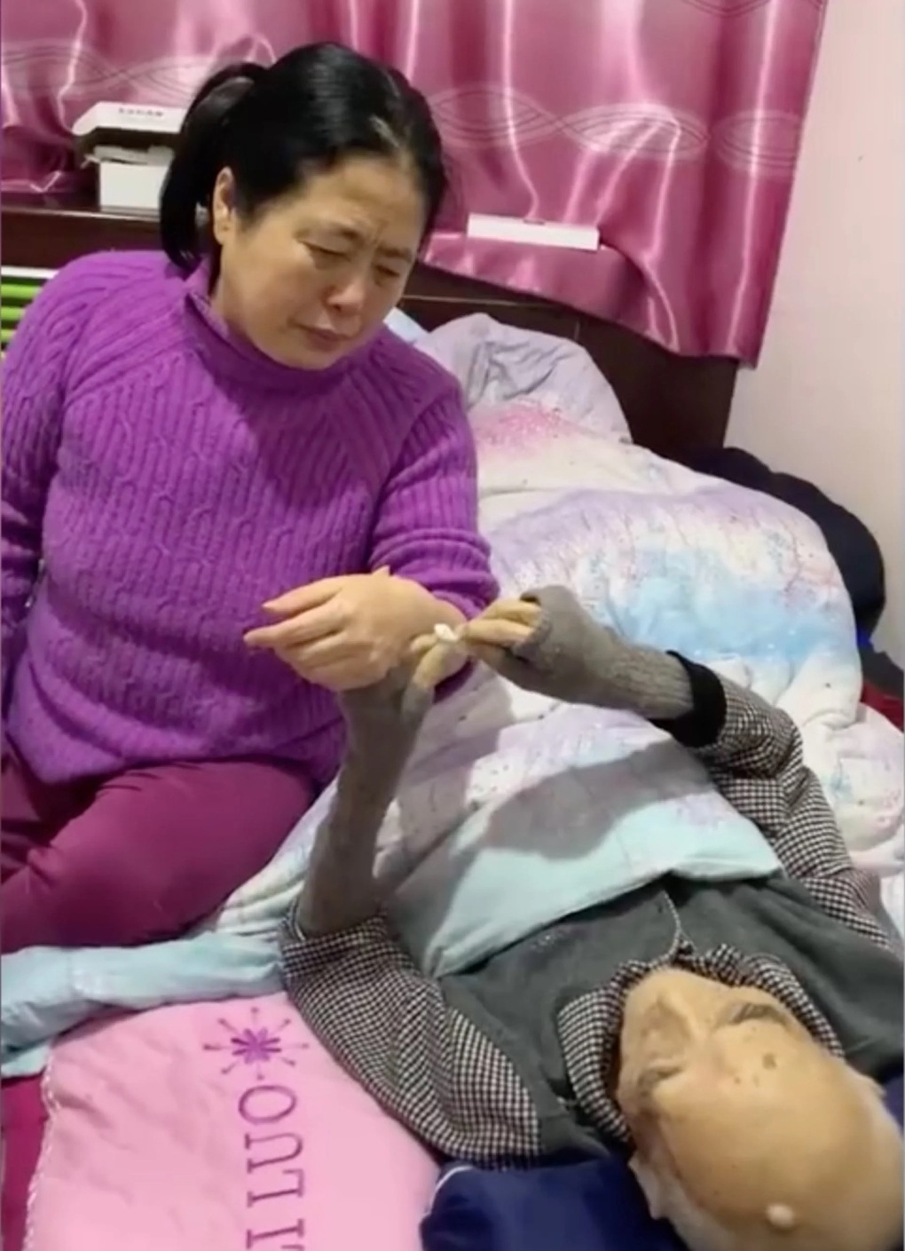 Xúc động người cha trước khi qua đời cố châm cứu chữa bệnh cho con gái - 2 Xúc động người cha trước khi qua đời cố châm cứu chữa bệnh cho con gái - 2