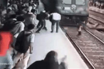 Thiếu nữ thoát chết thần kỳ khi bị tàu hỏa cán qua người