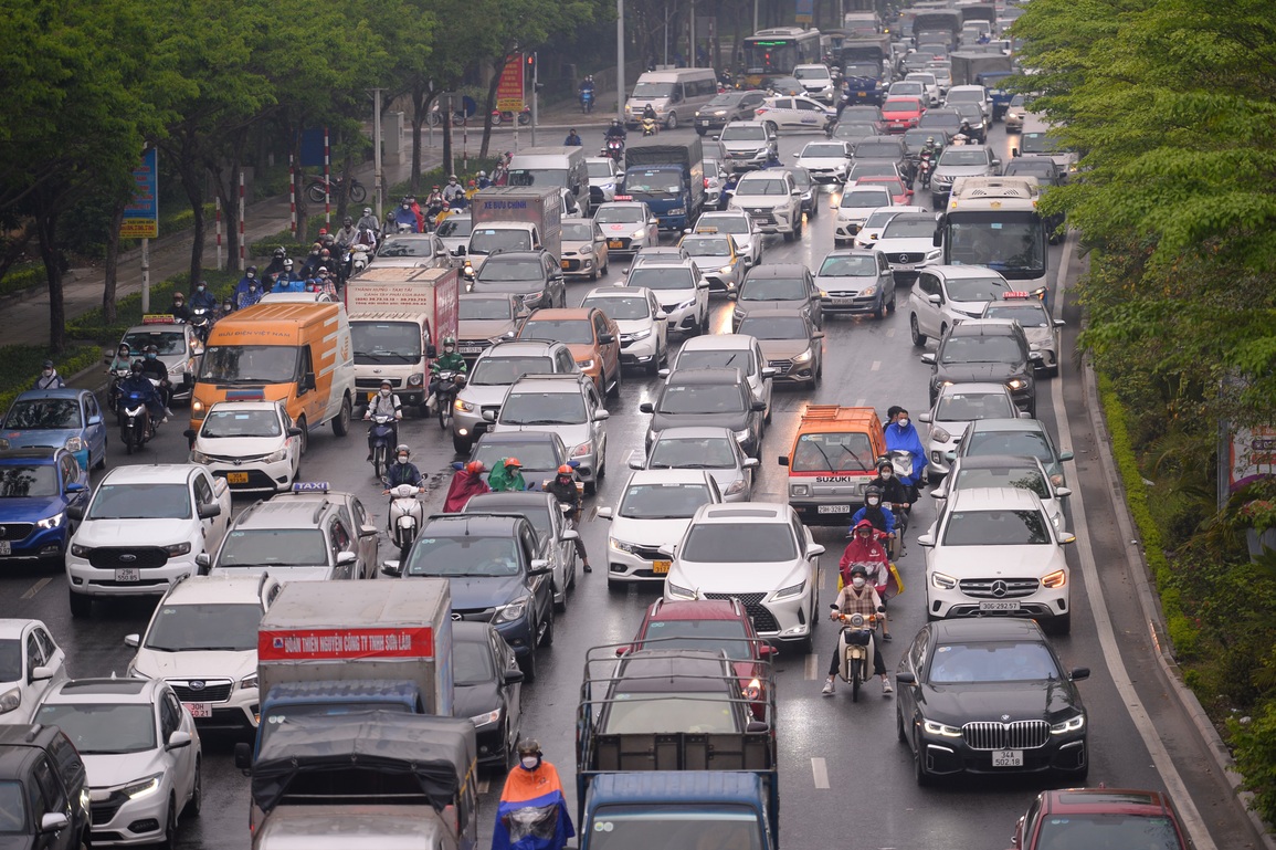 Dòng người chen chúc ở các cửa ngõ trở lại thủ đô sau kỳ nghỉ lễ - 1 Dòng người chen chúc ở các cửa ngõ trở lại thủ đô sau kỳ nghỉ lễ - 1