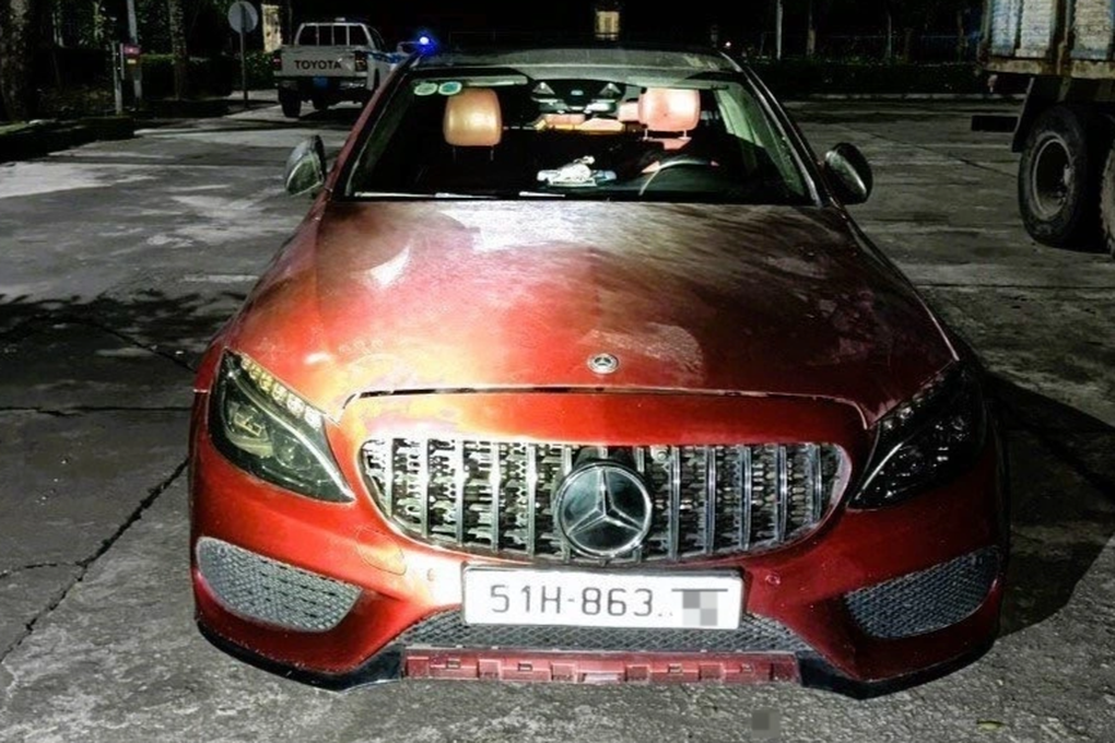 Xe Mercedes chạy quá tốc độ, tài xế không bằng lái, dương tính với ma túy - 1 Xe Mercedes chạy quá tốc độ, tài xế không bằng lái, dương tính với ma túy - 1