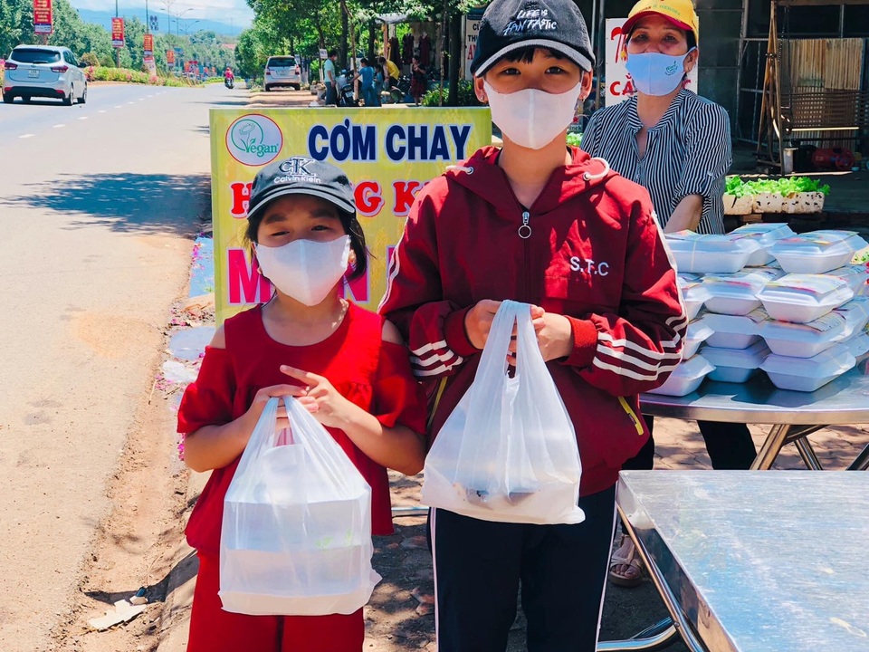 Hàng trăm suất cơm miễn phí giúp người dân khó khăn mùa dịch Covid-19 - 4 Hàng trăm suất cơm miễn phí giúp người dân khó khăn mùa dịch Covid-19 - 4