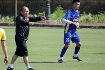 Đội tuyển Việt Nam bất ngờ bị nhồi thể lực trước ngày sang Lào