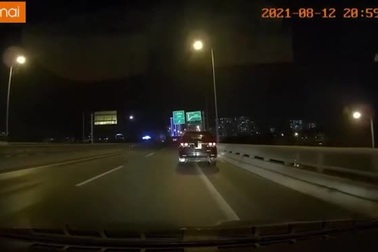 Xe Fortuner đâm vào xe tải dừng ở làn khẩn cấp