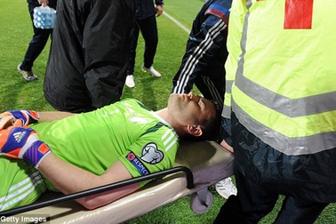 Toác đầu vì pháo sáng, thủ môn Nga nhập viện khẩn cấp