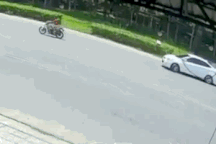 Tình huống xe máy lao vào ô tô đang quay đầu gây tranh luận sôi nổi