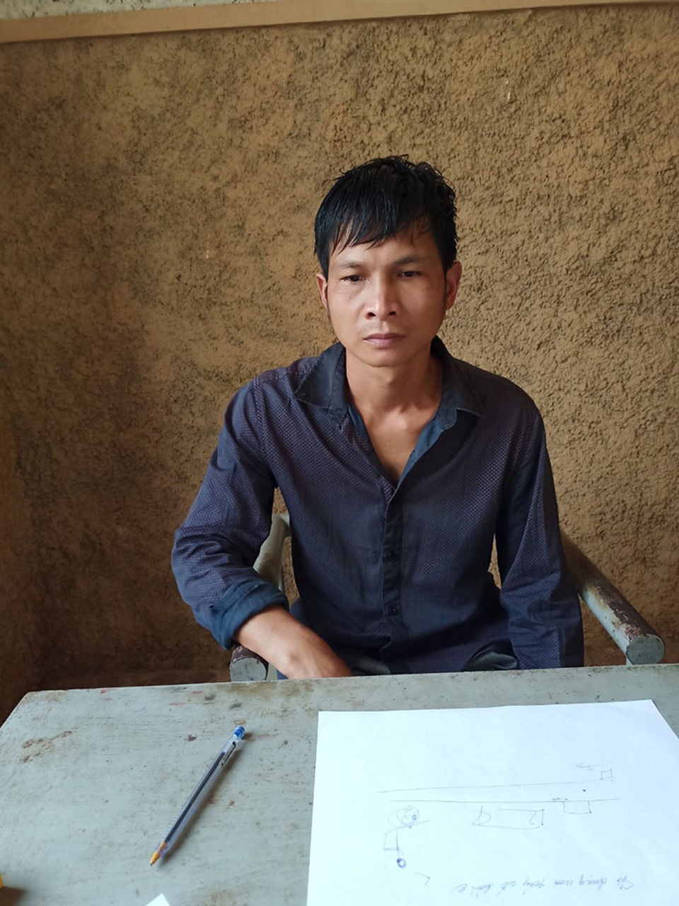 Bắt nghi can chém bố vợ và con nhỏ lẩn trốn trong nghĩa trang - 1 Bắt nghi can chém bố vợ và con nhỏ lẩn trốn trong nghĩa trang - 1