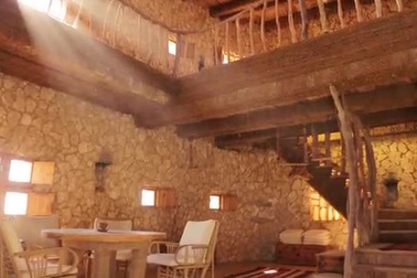 Khách sạn lạ mắt nằm giữa hoang mạc