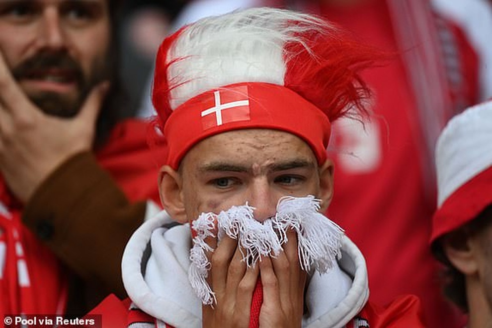 Vợ Eriksen trải qua những khoảnh khắc kinh hoàng trên sân Parken - 6 Vợ Eriksen trải qua những khoảnh khắc kinh hoàng trên sân Parken - 6