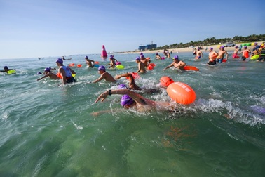 Cựu tuyển thủ Lâm Quang Nhật lập kỷ lục tại giải bơi biển quốc tế