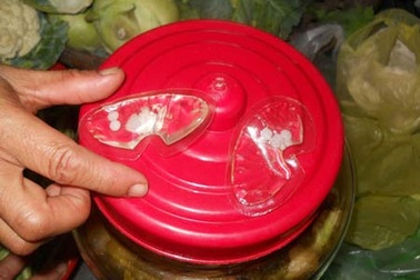 Phát hiện áo ngực Trung Quốc chứa 6 viên “thuốc lạ”