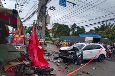 Ô tô tông 5 xe máy ở Đồng Nai