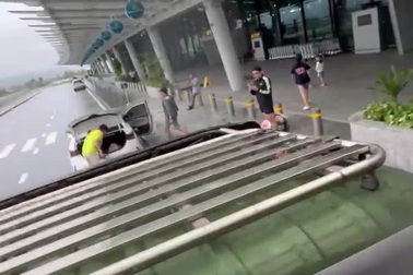 Khách Hà Nội đi công nông ra sân bay Huế hôm mưa lũ, lái xe không lấy tiền