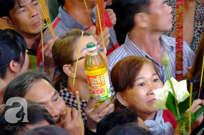 Hàng ngàn người cầm nhang viếng chùa Bà Bình Dương nửa đêm, mang theo cả con nít khiến trẻ nhỏ hít khói mệt nhoài - Ảnh 6. Hàng ngàn người cầm nhang viếng chùa Bà Bình Dương nửa đêm, mang theo cả con nít khiến trẻ nhỏ hít khói mệt nhoài - Ảnh 6.