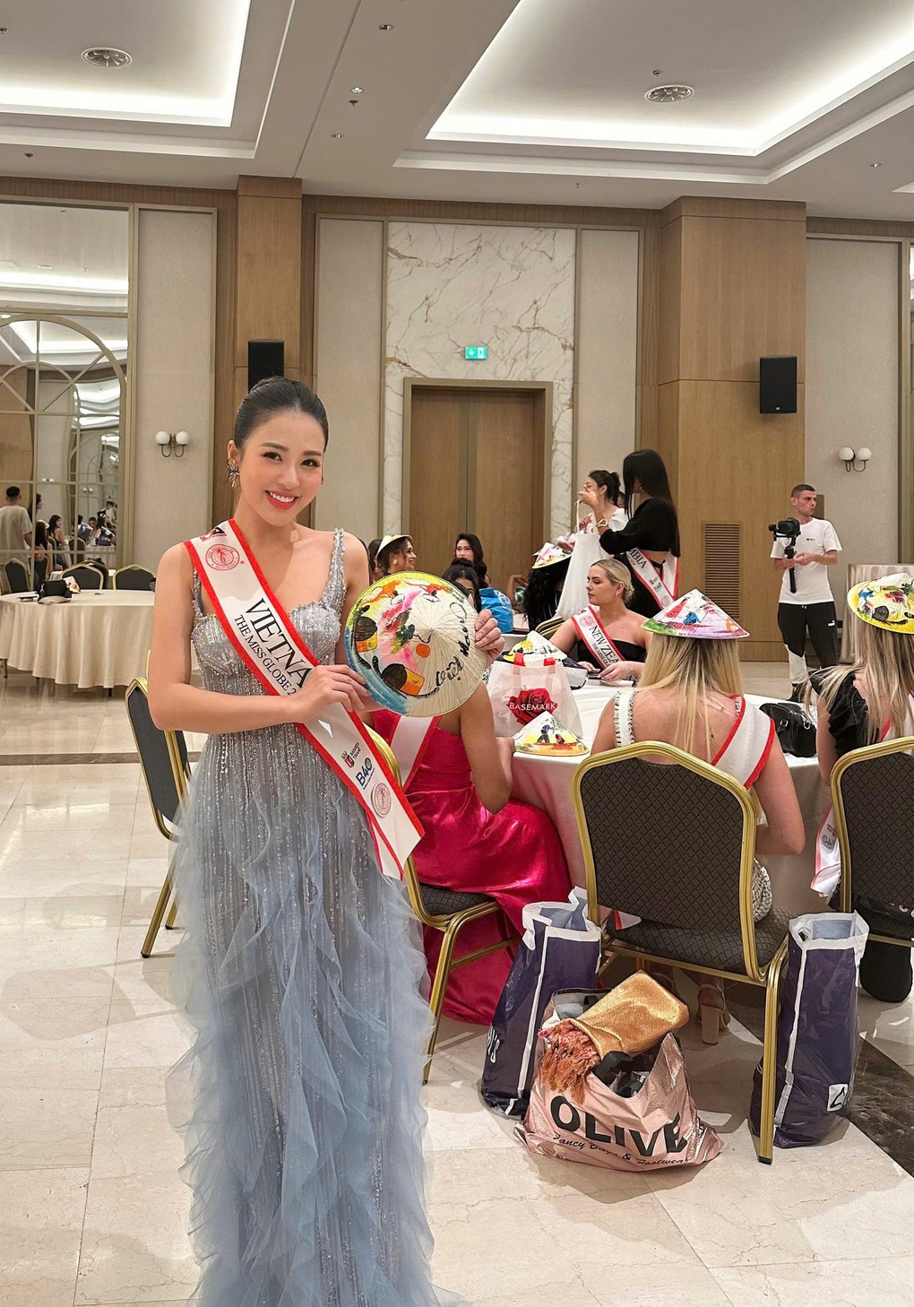 Thí sinh Hoa hậu Hoàn cầu thích thú với chiếc nón lá của đại diện Việt Nam - 1 Thí sinh Hoa hậu Hoàn cầu thích thú với chiếc nón lá của đại diện Việt Nam - 1
