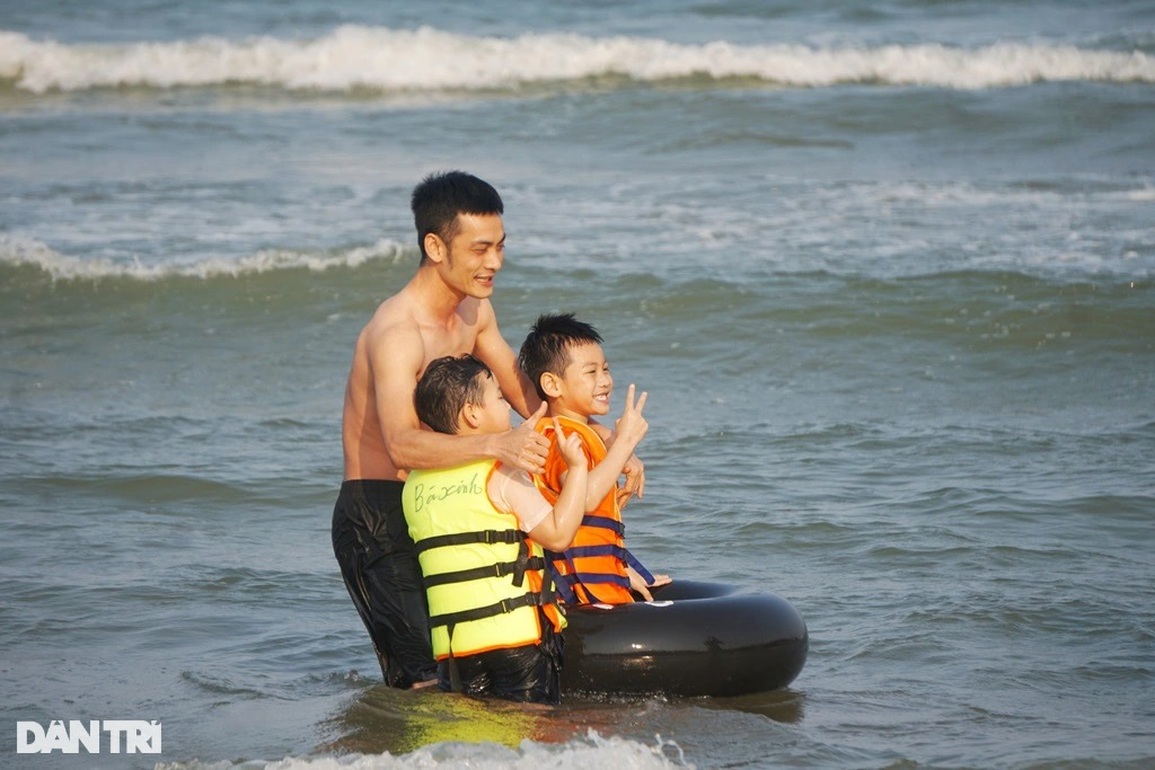 Biển Sầm Sơn ken đặc người dịp Giỗ Tổ Hùng Vương - 5 Biển Sầm Sơn ken đặc người dịp Giỗ Tổ Hùng Vương - 5