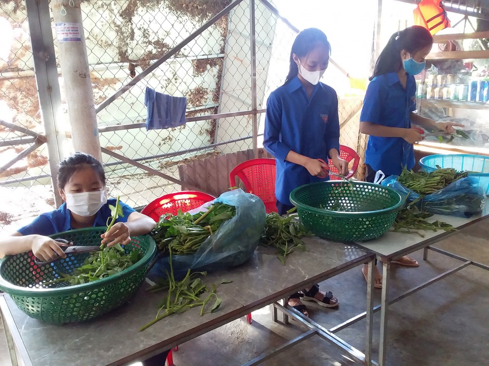 Trường học miền núi chuẩn bị bữa sáng, suất ăn trưa phục vụ thí sinh - 4 Trường học miền núi chuẩn bị bữa sáng, suất ăn trưa phục vụ thí sinh - 4