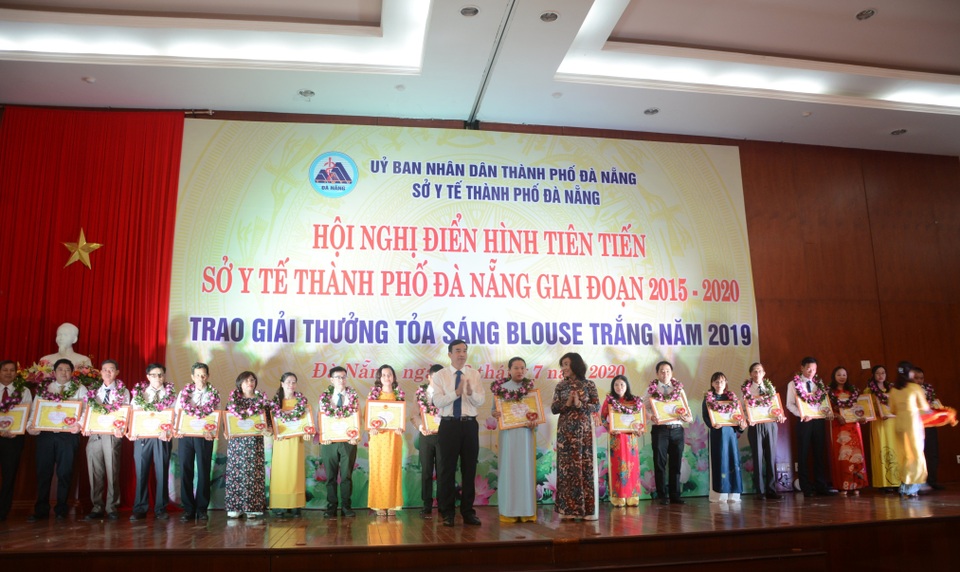 Đà Nẵng vinh danh 20 y, bác sĩ “Tỏa sáng blouse trắng” - 1 Đà Nẵng vinh danh 20 y, bác sĩ “Tỏa sáng blouse trắng” - 1