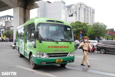 Nhiều tài xế buýt Hà Nội ngỡ ngàng khi bị CSGT xử phạt