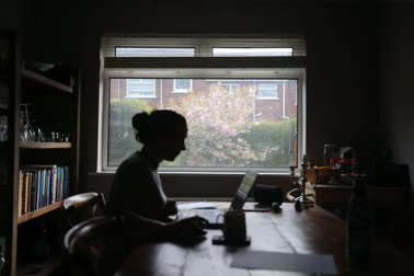 Kiếm bạc triệu nhờ trò chuyện với người lạ trên mạng