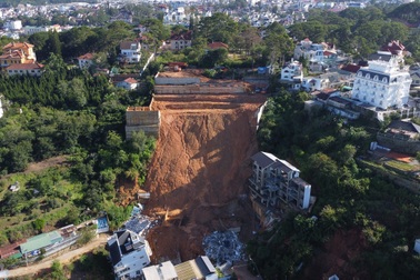 Vụ sạt lở taluy khiến 2 người tử vong ở Đà Lạt: Khởi tố 3 cán bộ