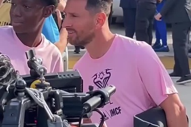 Vệ sĩ bảo vệ Messi mọi lúc mọi nơi