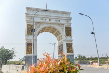 Cổng làng "khủng" giống phong cách châu Âu ở Nam Định