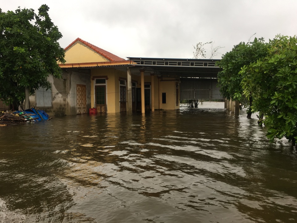 Lũ chồng lũ, hơn 10.000 ngôi nhà tại Quảng Bình lại ngập sâu trong nước - 7 Lũ chồng lũ, hơn 10.000 ngôi nhà tại Quảng Bình lại ngập sâu trong nước - 7