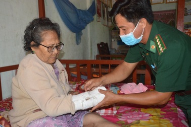 Thầy thuốc "quân hàm xanh" hết mình chăm lo sức khỏe đồng bào xã biên giới