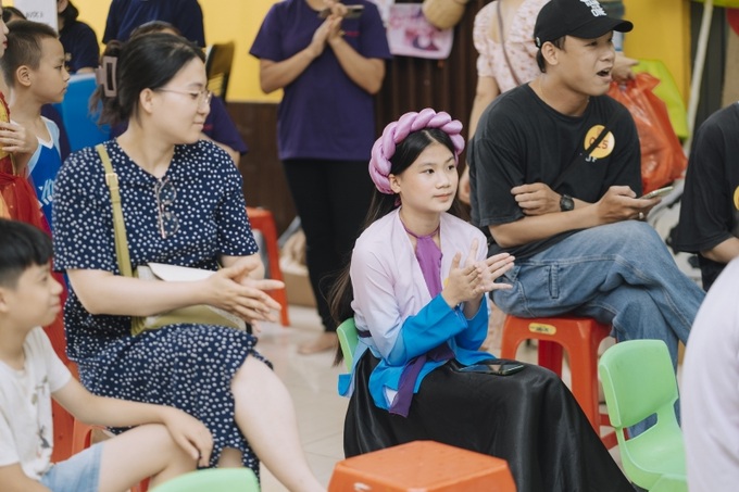 Thí sinh hồi hộp chờ đến lượt casting.