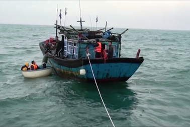 Giải thoát kịp thời 6 ngư dân trước khi tàu cá bị nước tràn khoang