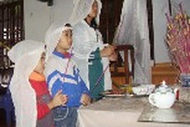 Ba đứa trẻ phút chốc mồ côi cả cha lẫn mẹ