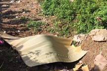 Tá hỏa phát hiện nam thanh niên tử vong cạnh xe máy ở khu đất trống