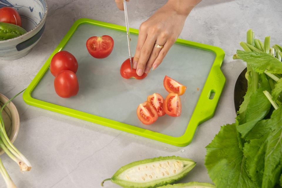 Thớt kính cường lực SALA – Bạn thân của mẹ Việt trong gian bếp - 4 Thớt kính cường lực SALA – Bạn thân của mẹ Việt trong gian bếp - 4