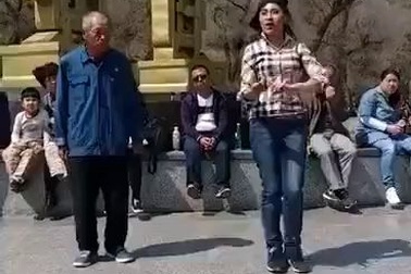 Cụ ông “khoe” kỹ năng vũ đạo không kém gì những người trẻ