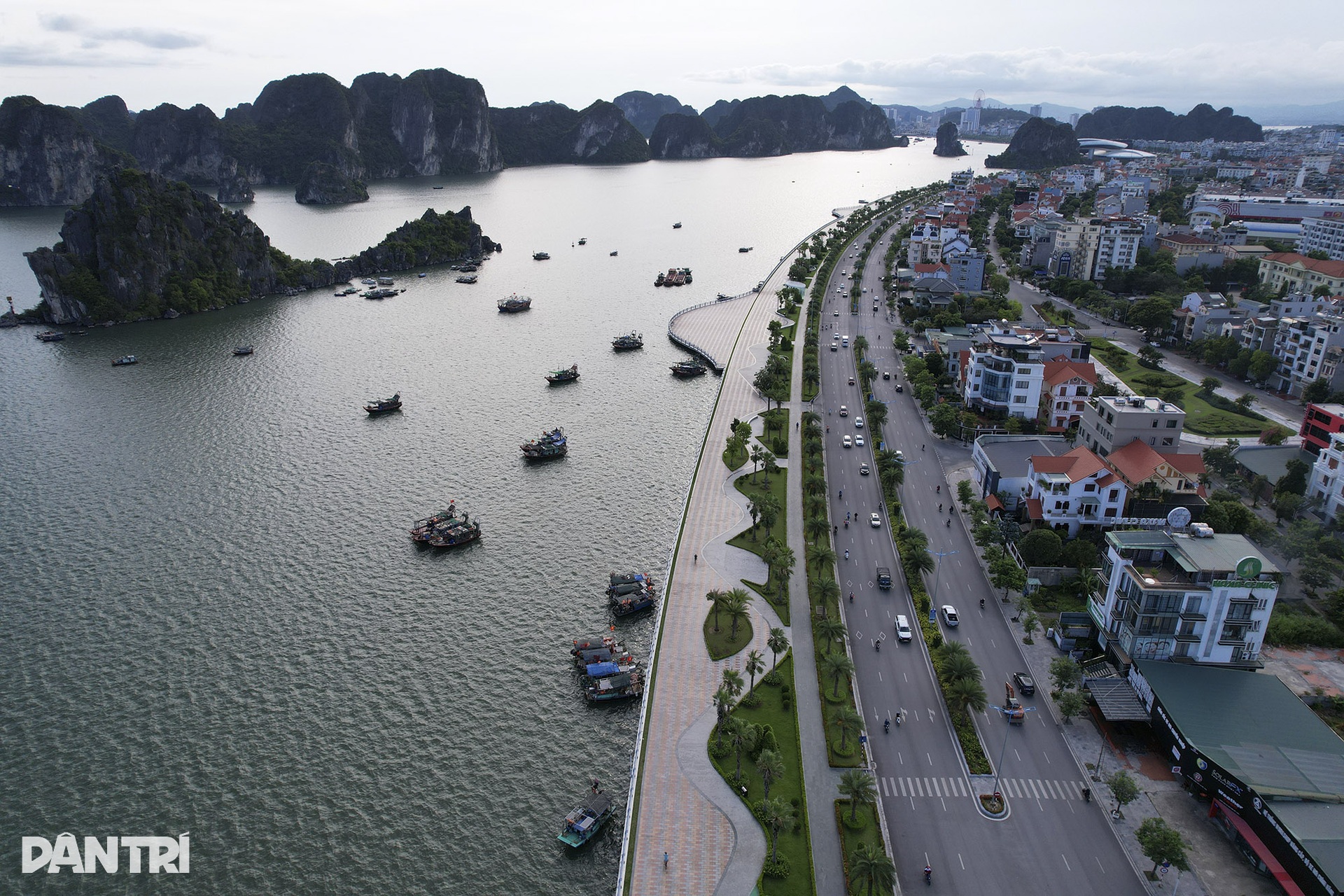 Ngắm đường bao biển đi xuyên qua kỳ quan thế giới vịnh Hạ Long - 15 Ngắm đường bao biển đi xuyên qua kỳ quan thế giới vịnh Hạ Long - 15