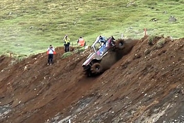 Nữ phóng viên ảnh thoát chết thần kỳ khi đang tác nghiệp