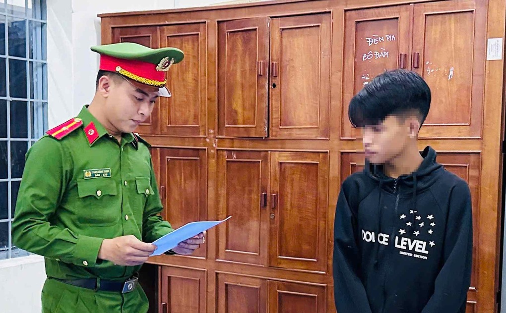 Trộm gà bị truy đuổi, 2 thanh niên vác dao quay lại chém chủ nhà - 1