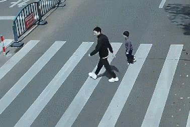 Clip “bố hóa siêu nhân cứu con khỏi tai nạn nguy hiểm” nổi bật tuần qua