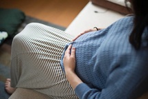 Vợ bầu ấm ức vì chồng "né" chuyện yêu, xem "phim đen" tự vui thú một mình