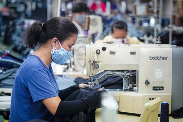 TPHCM giải ngân hàng trăm tỷ hỗ trợ lao động gặp khó do Covid-19