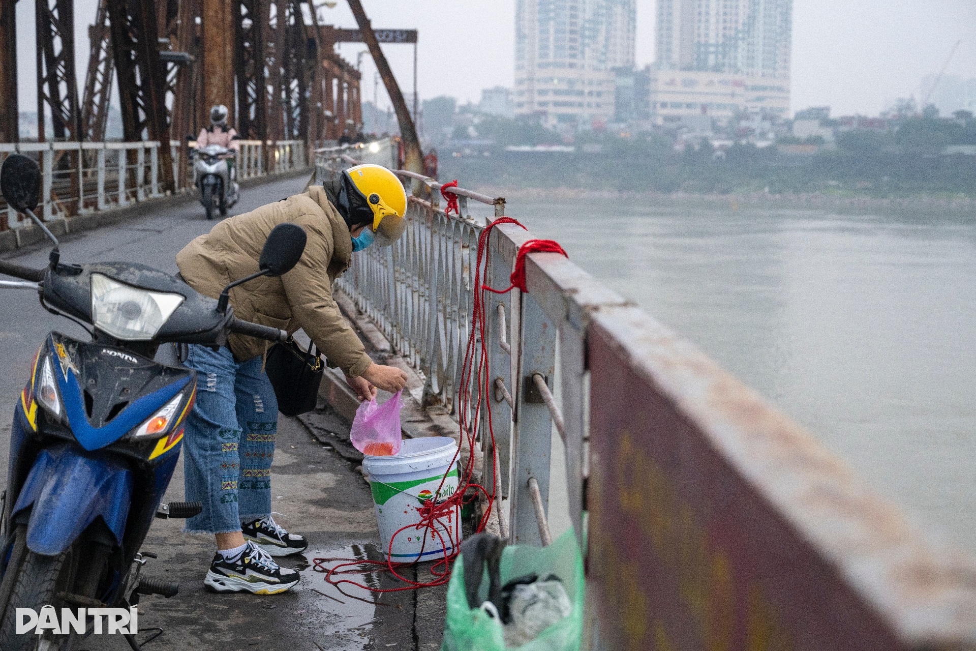 Tro vàng mã phủ trắng mặt nước sông trong ngày người dân tiễn ông Táo - 3