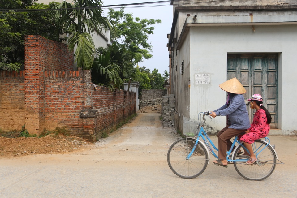 Hà Nội: Phá dỡ bức tường bịt lối đi vào nhà cụ bà liệt giường - 1 Hà Nội: Phá dỡ bức tường bịt lối đi vào nhà cụ bà liệt giường - 1