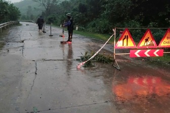 Vết nứt dài 40m xuất hiện giữa đường Hồ Chí Minh nhánh Tây