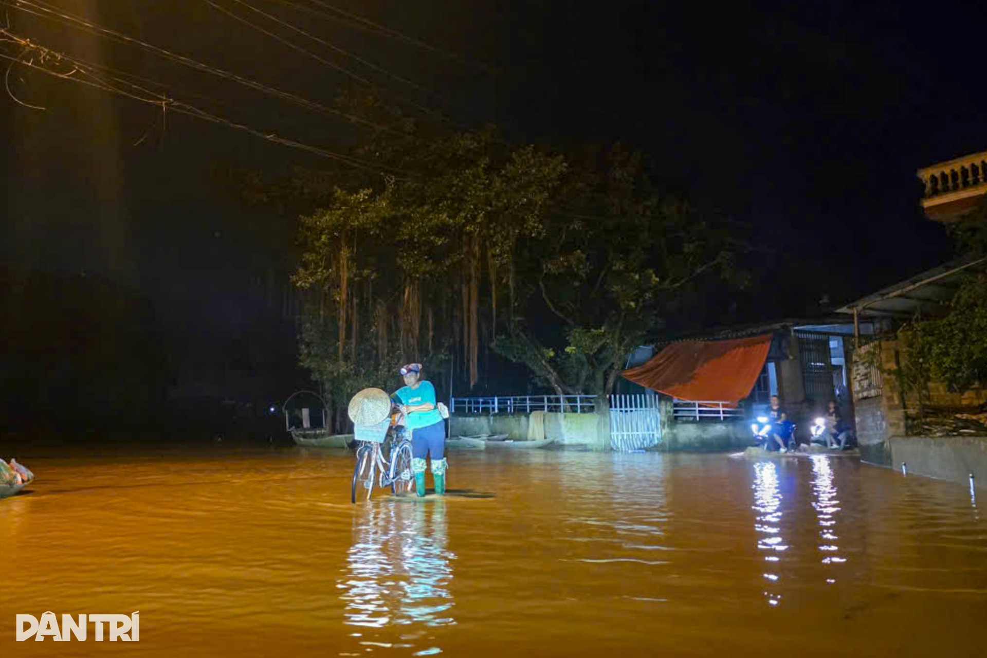 Hàng trăm người dân Hà Nội chạy lũ, đắp đê trong đêm - 9