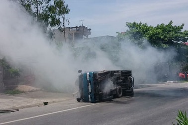 Tránh... chăn bông, xe tải lật nghiêng, bốc khói