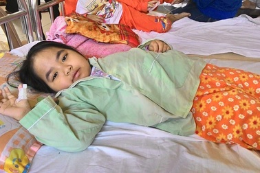 Bé 7 tuổi nguy kịch trước bệnh suy tủy 3 dòng hiếm gặp