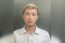 Bắt khẩn cấp tài xế ô tô "biểu diễn" drift trước Nhà hát Lớn