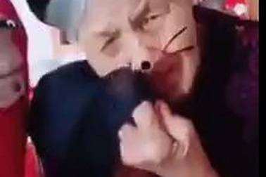 Khi bà ngoại 97 tuổi cùng quay clip "xì tin" cùng cháu gái