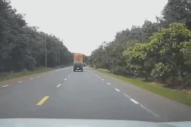 Tài xế tỉnh táo đạp phanh né pha chuyển làn "hại người" của xe bán tải